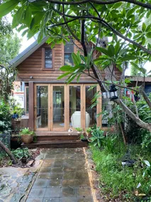 Leafy garden chalet in InnerWest with water views - Image 2