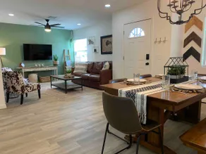 THE DOUBLE “M”~ Classy 2BR near Biltmore~King Beds - Image 2