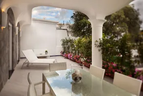 Luxury in the garden and Jacuzzi - Image 3