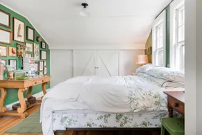 Stylish Hawthorne Valley Farmhouse Retreat - Image 5