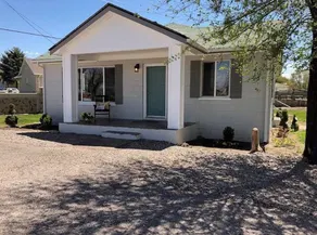 *Gorgeous Hideout, Close to everything, 3 bedrooms, fully remodeled!* - Image 2