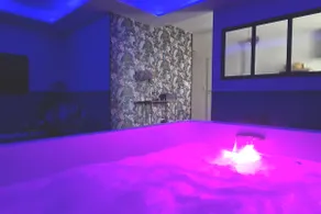 Love Room Jacuzzi Parking Air conditioning Garden - Image 4