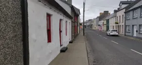 Thatched Cottage in Carndonagh town centre - Image 2