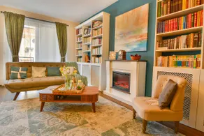 Charming 2 bedroom apartment with a large library - Image 4