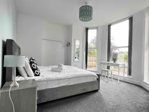 FREE PARKING - Cosy 2-BR Flat near Salford Royal - Image 3