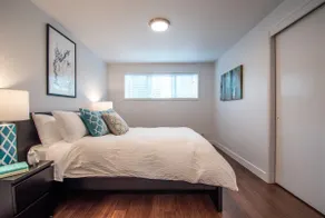 Elegant Top Floor Apartment with View and Parking - Image 4