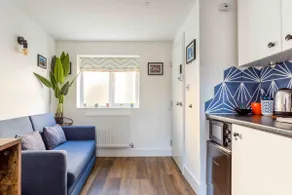 Luxurious Space with Garden - Image 5