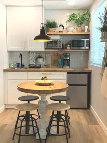 New cozy studio 2 queen beds kitchen walk to water - Image 3