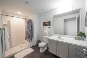 Big 2 bedroom/king beds/Corner Unit/ + parking - Image 4