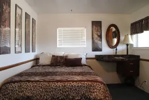 African Safari - Cabin w/ 1 Queen & 1 Double - Image 4