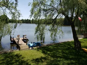 Cosy Lakefront Cottage - Image 5