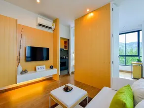 Deluxe Bedroom - Image 4