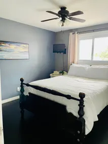 Modern Stunning 3-Bedroom House with Spacious Deck - Image 3