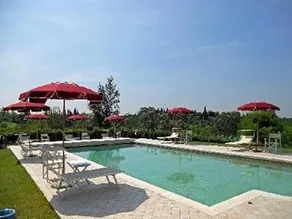 Bright 2 Bedroom Apartment with Park and Pool WiFi - Image 3