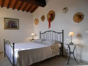Bright 2 Bedroom Apartment with Park and Pool WiFi - Image 5
