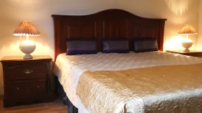 Spacious Apt with Parking & King Beds - Image 2