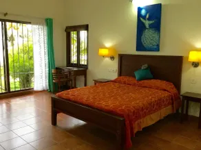 LAKE HOUSE w Tropical Garden - Image 2