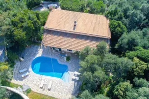 Natasha: Superb views, private pool and gardens - Image 4