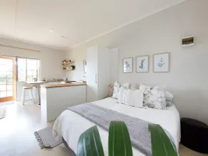 Upmarket off grid cottage on organic farm in secure estate - Image 2
