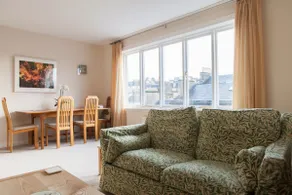 Sophisticated Edinburgh Apartment in City Centre - Image 2