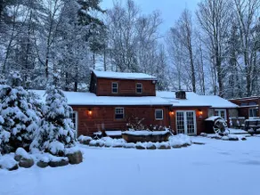 Beautiful Mountainside Log Home - Image 5