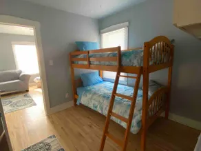2 Bedrm upstairs apartment near downtown - Image 4