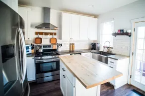 Weinland/Short North Modern & Rustic Townhome - Image 2