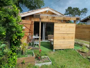 Fully equipped, air-conditioned wooden chalet - Image 3