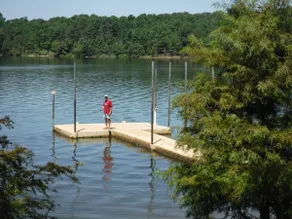 Lakefront with pool table - Image 4