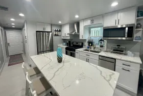 Modern 2 Bedroom Walk Up Condo in Irving Park - Image 3