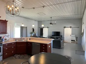 Deluxe Barndominium | King bed + Pkg - Image 5
