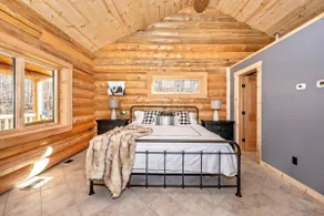 Studio apartment at Sugarloaf Log House - Image 5
