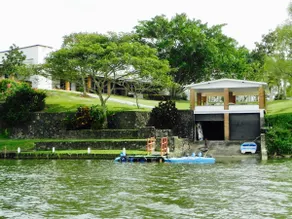 Spectacular riverfront estate - Image 2