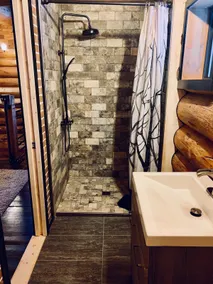 The Cozy Corner – Hot Tub, WiFi & Mountain Views - Image 3