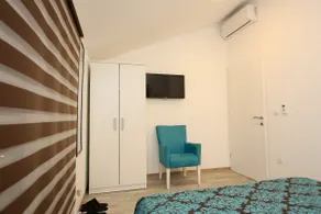 Super Central Renovated Blue Apartment - Image 3