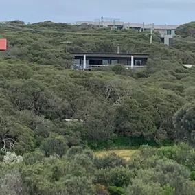 Moderna casa de dos niveles con vistas al campo de golf, Arthur’s Seat y más allá - Image 5