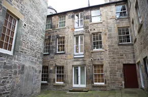 Gorgeous Grassmarket Apartment! In quiet & secure courtyard in central Old Town - Image 4