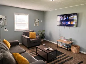 Cozy 2 bedroom ranch right off the interstate - Image 2