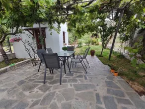 Stone house with courtyard - Image 2