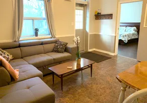 R3 Suites in the Heart of Alton. FrontUnit - Image 5