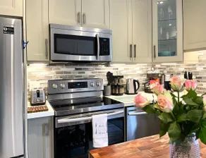 Comfortable Three Bedroom Home , Trinity Bellwoods - Image 3