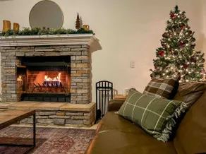 Hilltop Yosemite Retreat w/ Views, Hot Tub, Pool, Game Room, Close to Town - Image 3