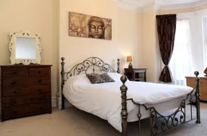 Elegant Ground Floor Apartment - Image 4