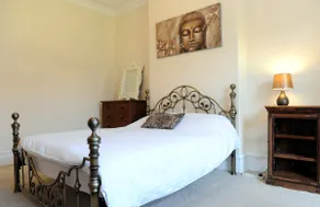 Elegant Ground Floor Apartment - Image 5