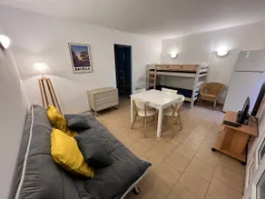Shaded apartment with a wooden deck just a few meters from the ocean - Image 3