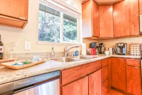 Immaculate Vista, a cozy home w/AC in Edmonds, WA - Image 3