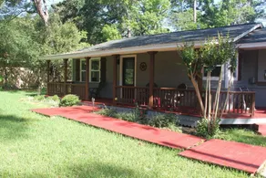 PRIVATE LAKE GETAWAY🎣 Swimming, Fishing & Relaxing at Charming Lakeside Bungalow - Image 4