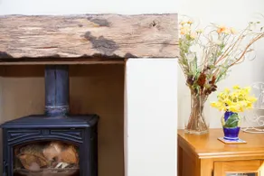 Detached and romantic cottage with hot tub. - Image 2