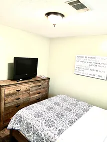 Business Travelers-King bed, 55” tv/walk-in closet - Image 4