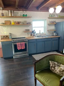 Lakefront fully-renovated cottage getaway - Image 5